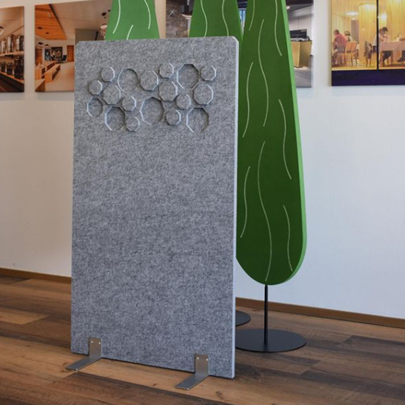 Ympäristöystävälliset akustiset paneelit toimistojen väliseinään tilanjakajiin kangaskääritty kaupallinen sisustus