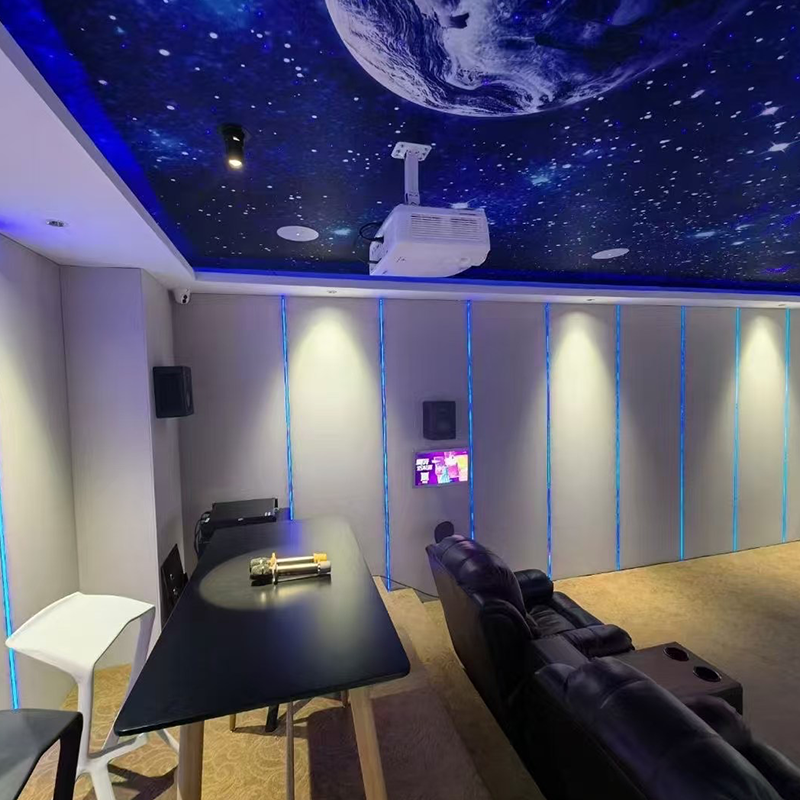 Sisustus kankaalla päällystetyillä ääntä vaimentavilla seinäpaneeleilla, sopii hotelleihin