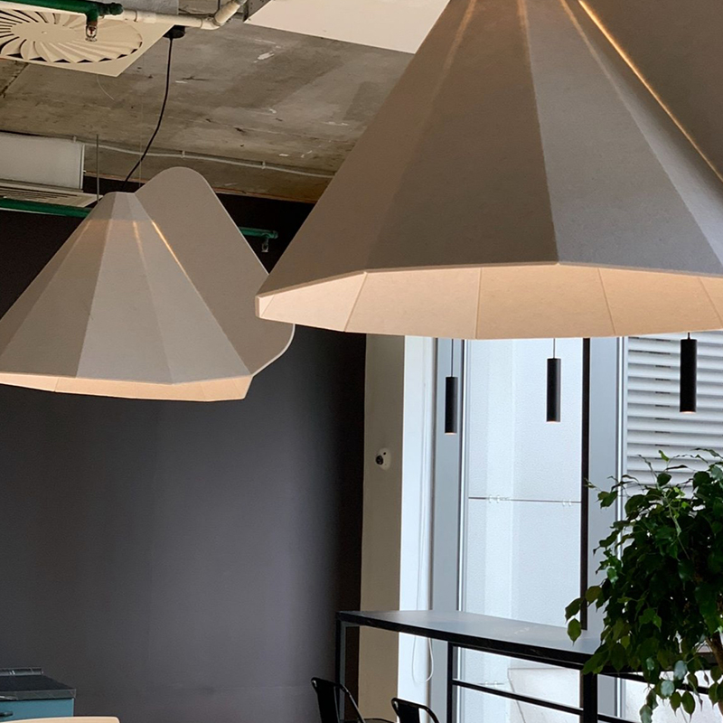 Moderni muotoilu akustinen paneeli vaimentaa ääntä vaimentavaa ja ympäristöystävällistä polyesterikuitulevynauhan muotoa kuntosalikäyttöön